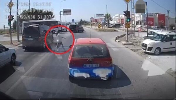 Emniyet şeridinden gelip genç kıza çarptı