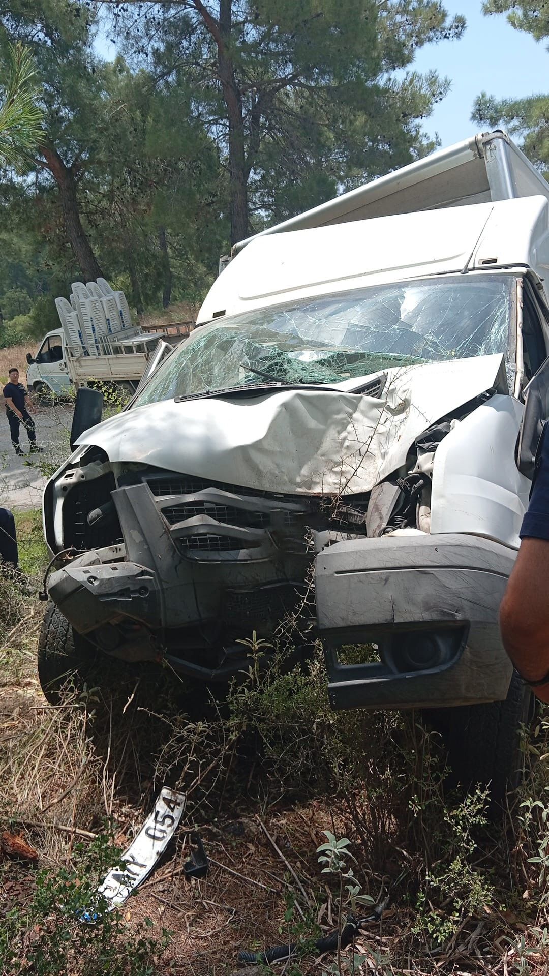 Alanya'da kamyonet ağaca çarptı: 1 ölü, 1 ağır yaralı