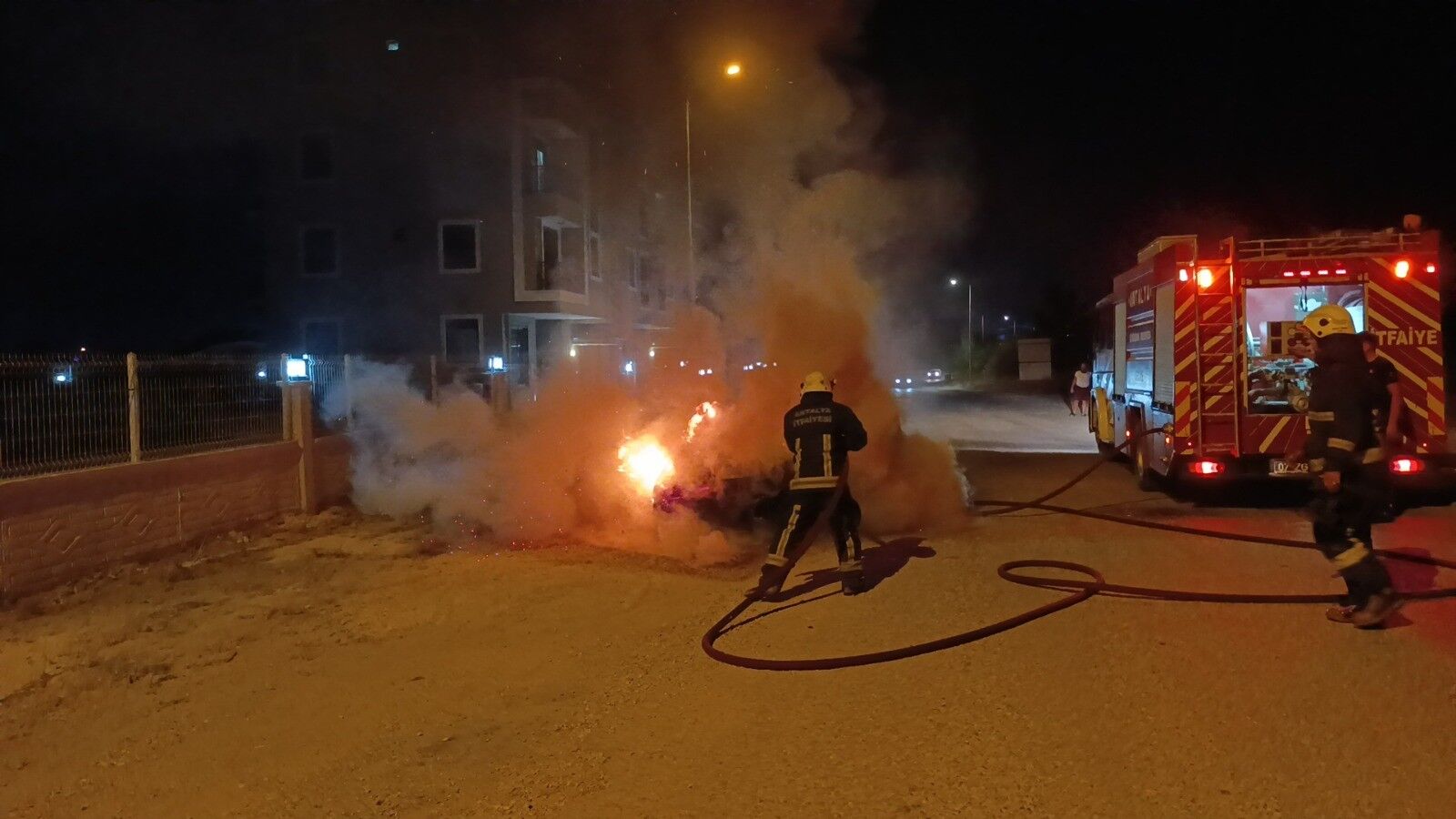 Seyir halindeki otomobil alev topuna döndü