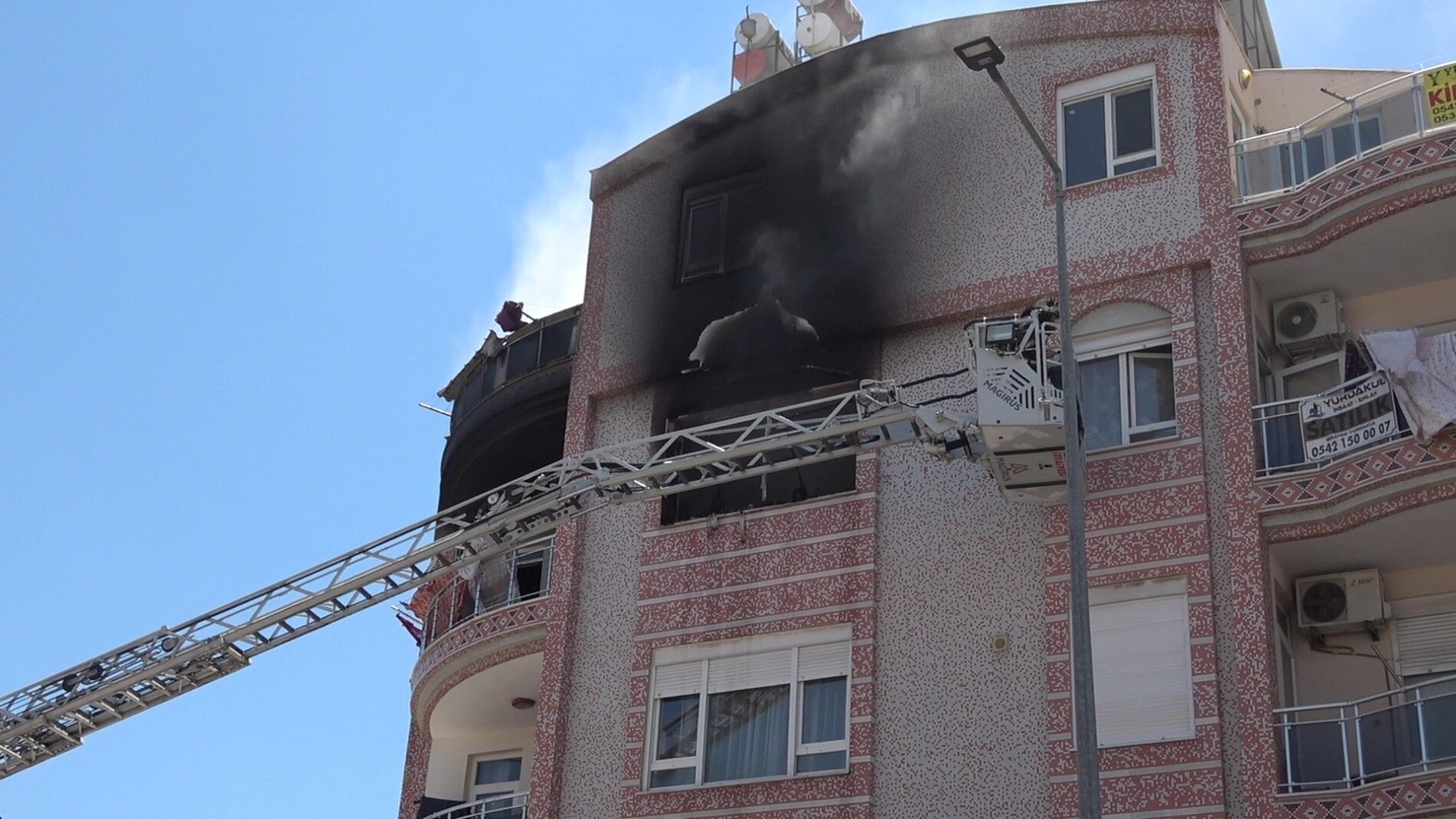 Antalya’da daire yangını: 1’i bebek 5 kişi etkilendi