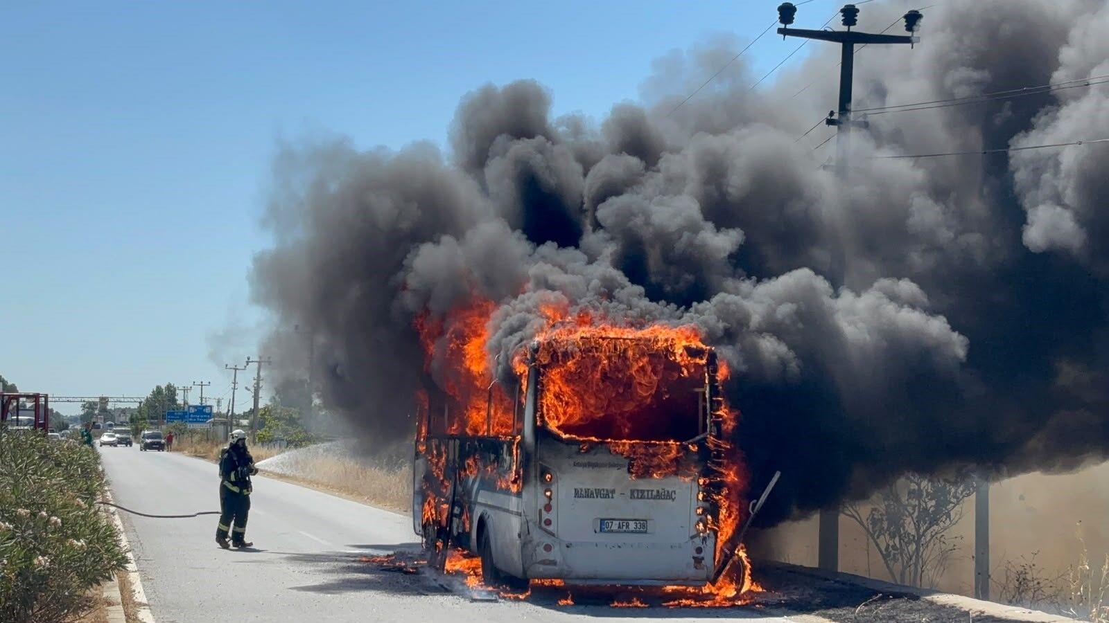 Antalya’da yolcu midibüsü alev alev yandı