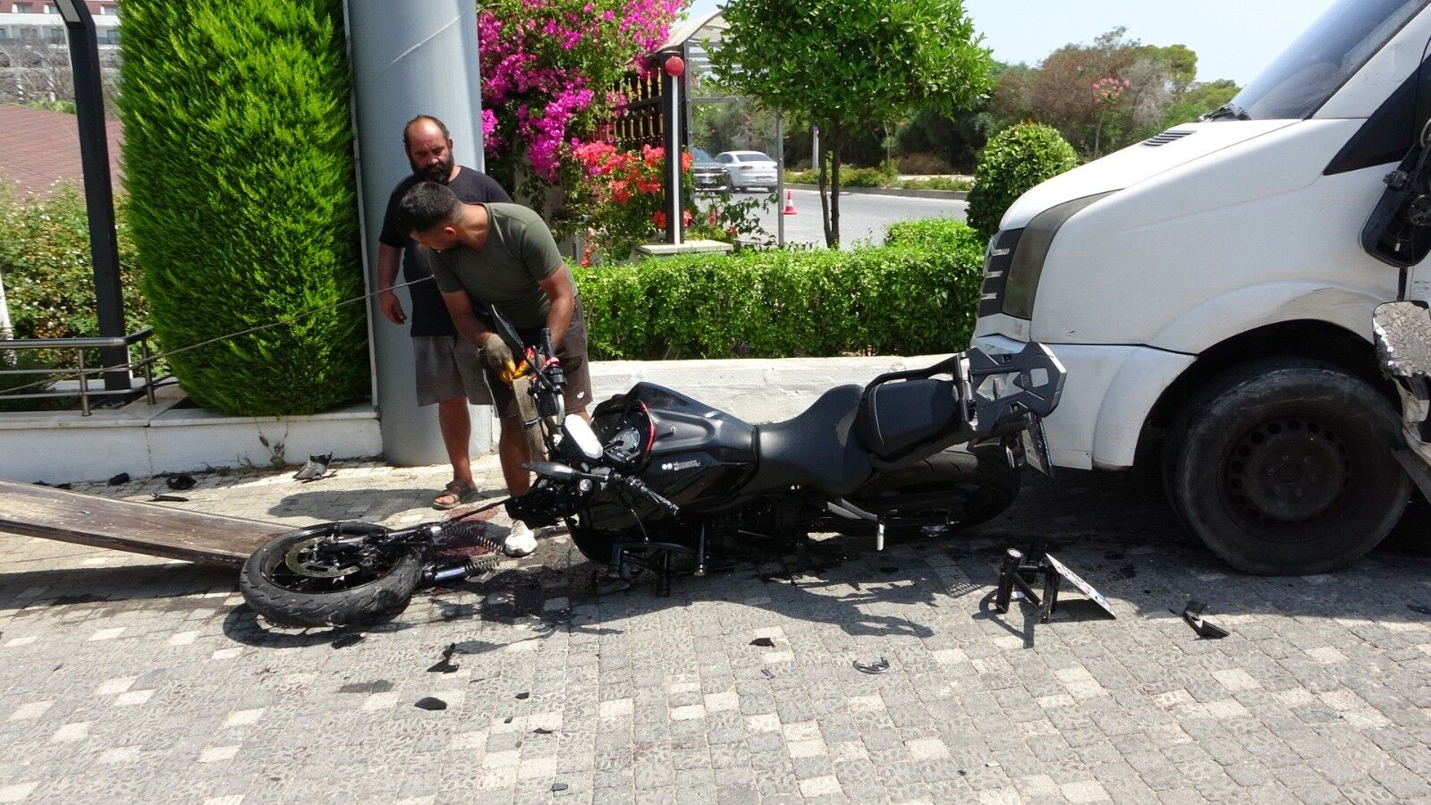 Tur midibüsüyle çarpışan motosiklettekiler yola savruldu