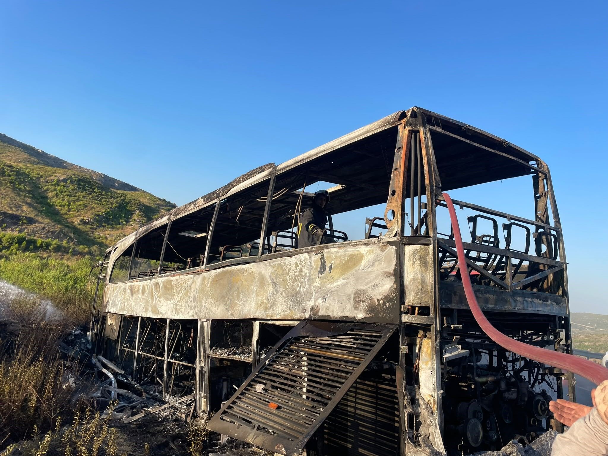 Antalya'da yanan yolcu otobüsü hurdaya döndü