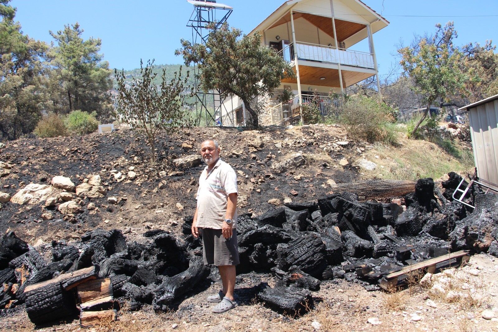 Emekli itfaiyeci tecrübesiyle alevlere geçit vermedi