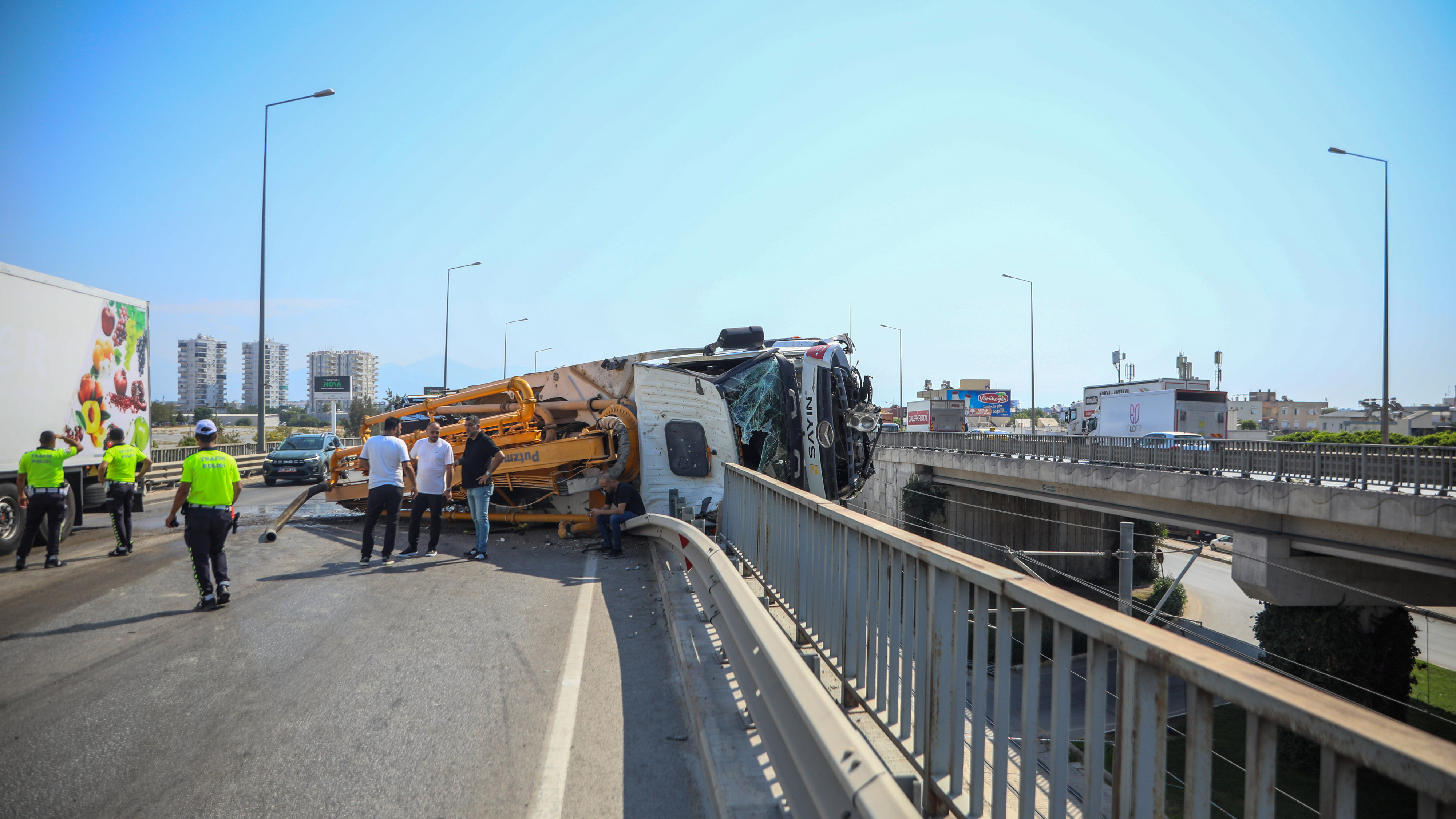 Beton pompası kamyonu, üst geçitte asılı kaldı