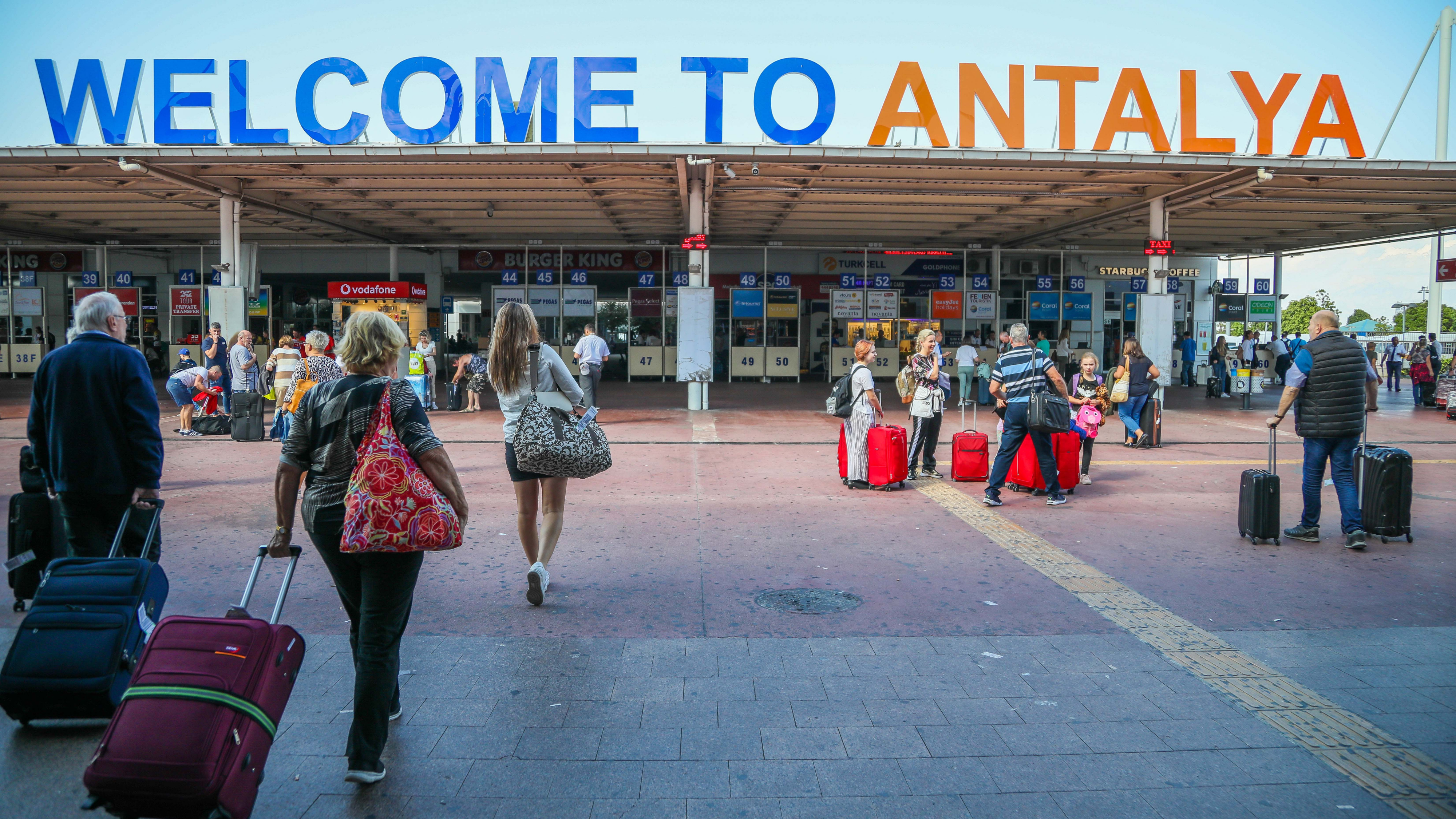Antalya'ya 6 ayda hava yoluyla 5 milyon 574 bin 375 turist geldi