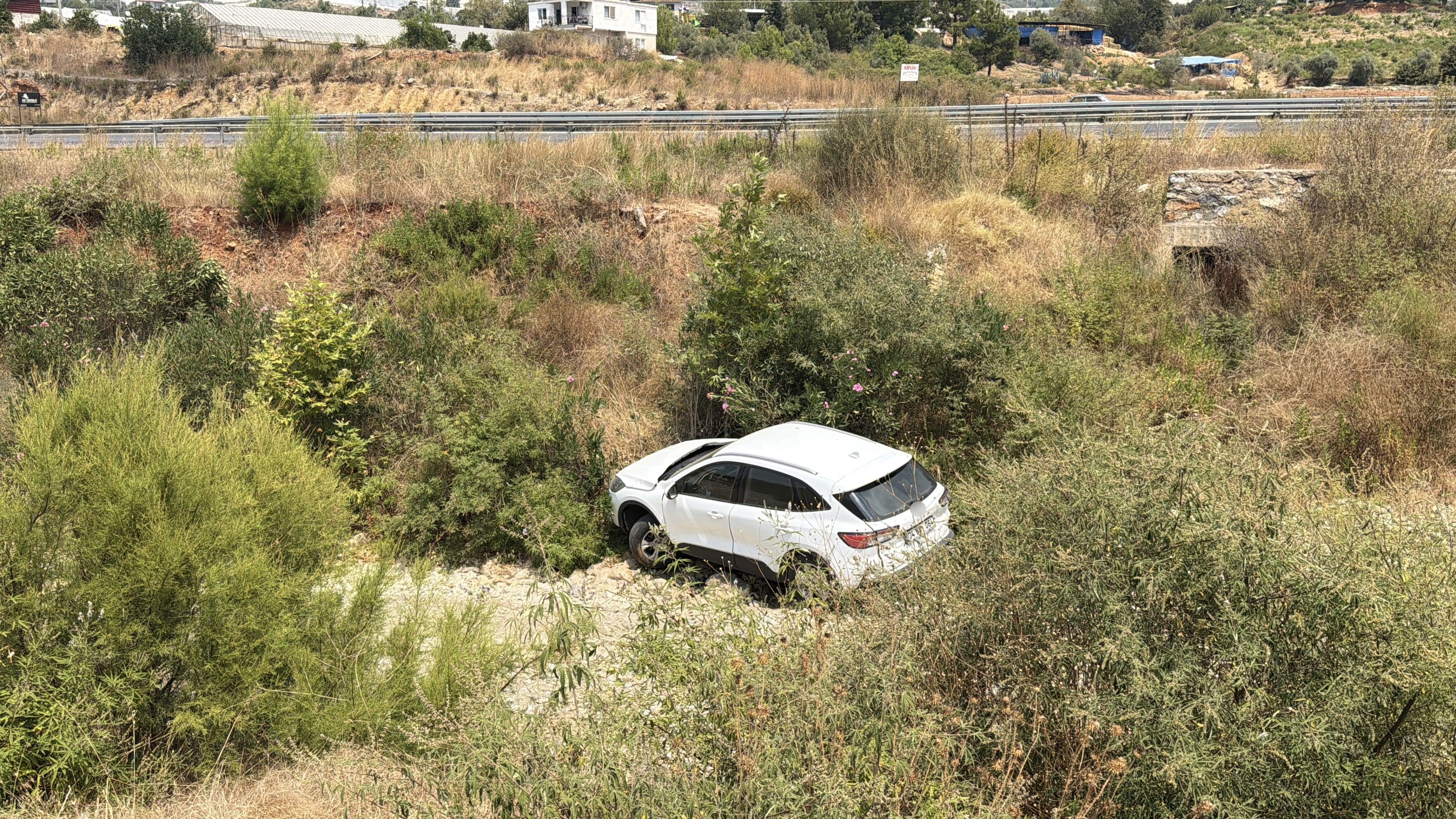 Antalya'da otomobil dereye uçtu