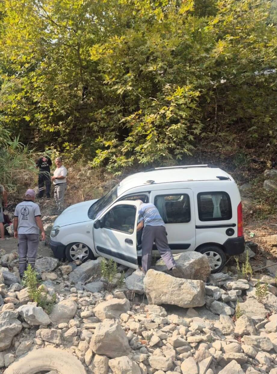 Alanya’da araç şarampole yuvarlandı