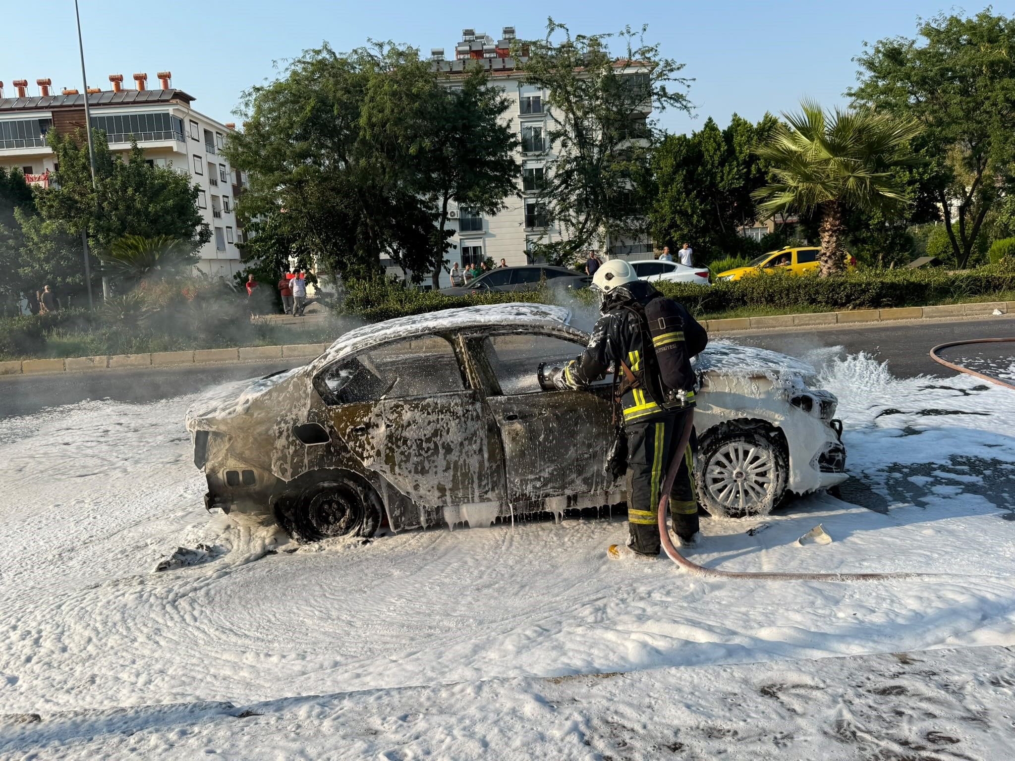 Hareket halindeki otomobil alev aldı