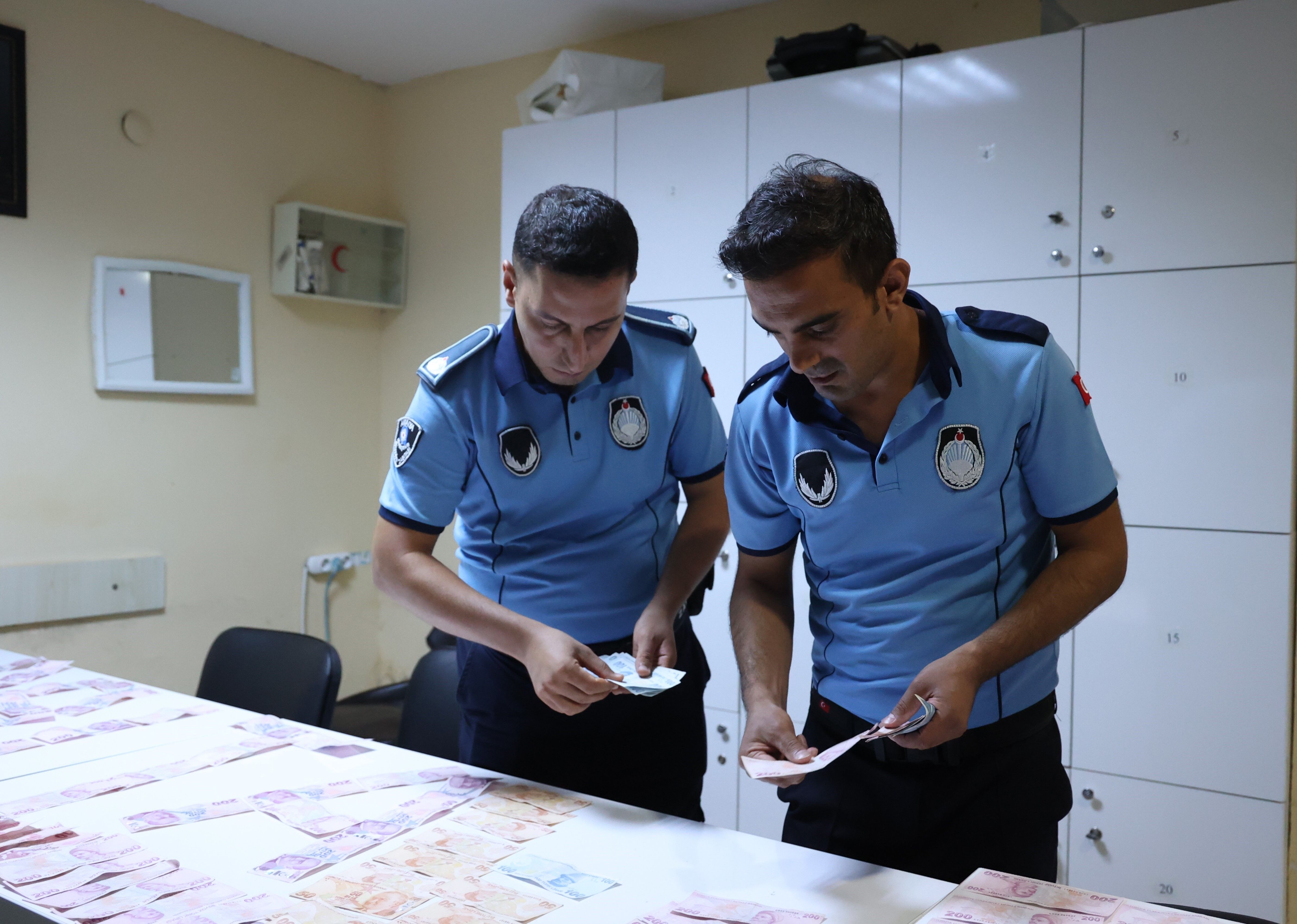 Antalya'da yakalanan dilencinin üzerinden 17 bin TL çıktı