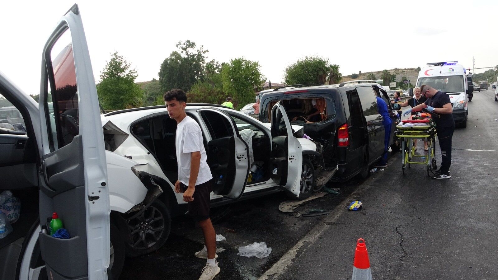 Antalya'da feci kazada ortalık savaş alanına döndü: 17 yaralı