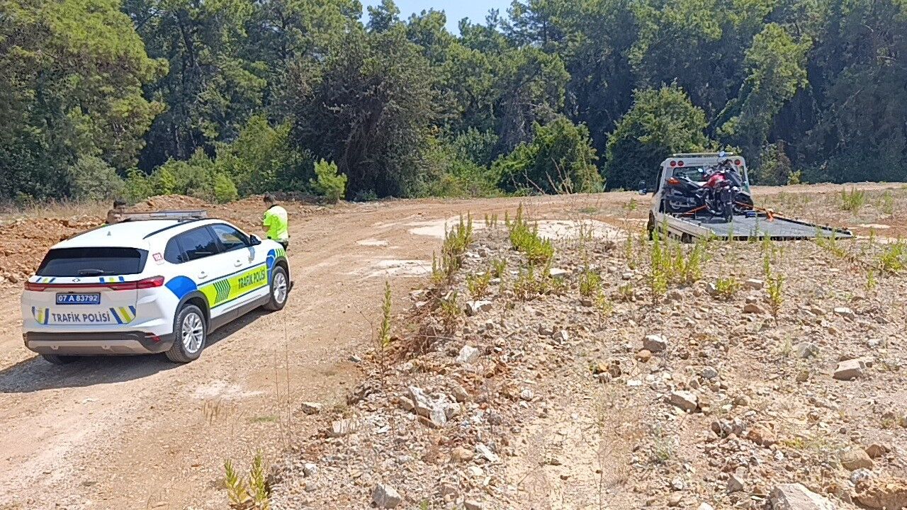 Denetimi görünce motosikletini ormanlık alana bırakıp kaçtı