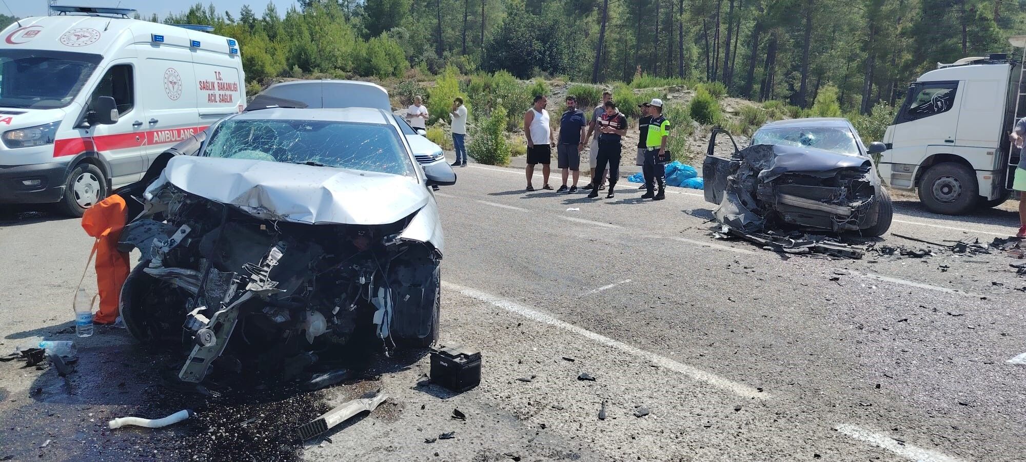 Antalya'da otomobiller çarpıştı: 1 ölü, 3 yaralı
