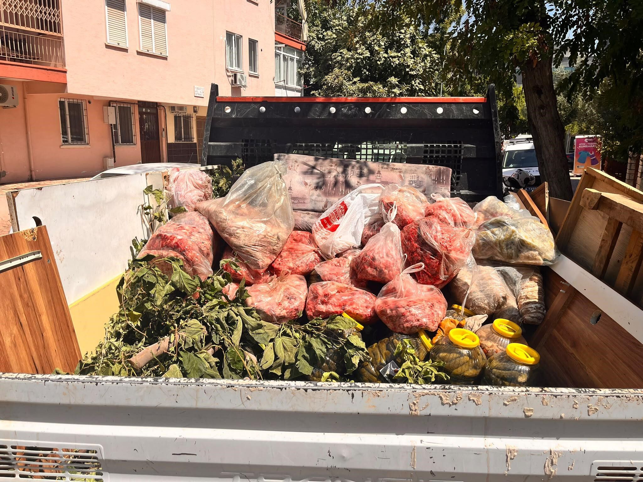 Tarihi geçmiş 152 kilo et ve 20 bidon turşuya el konuldu