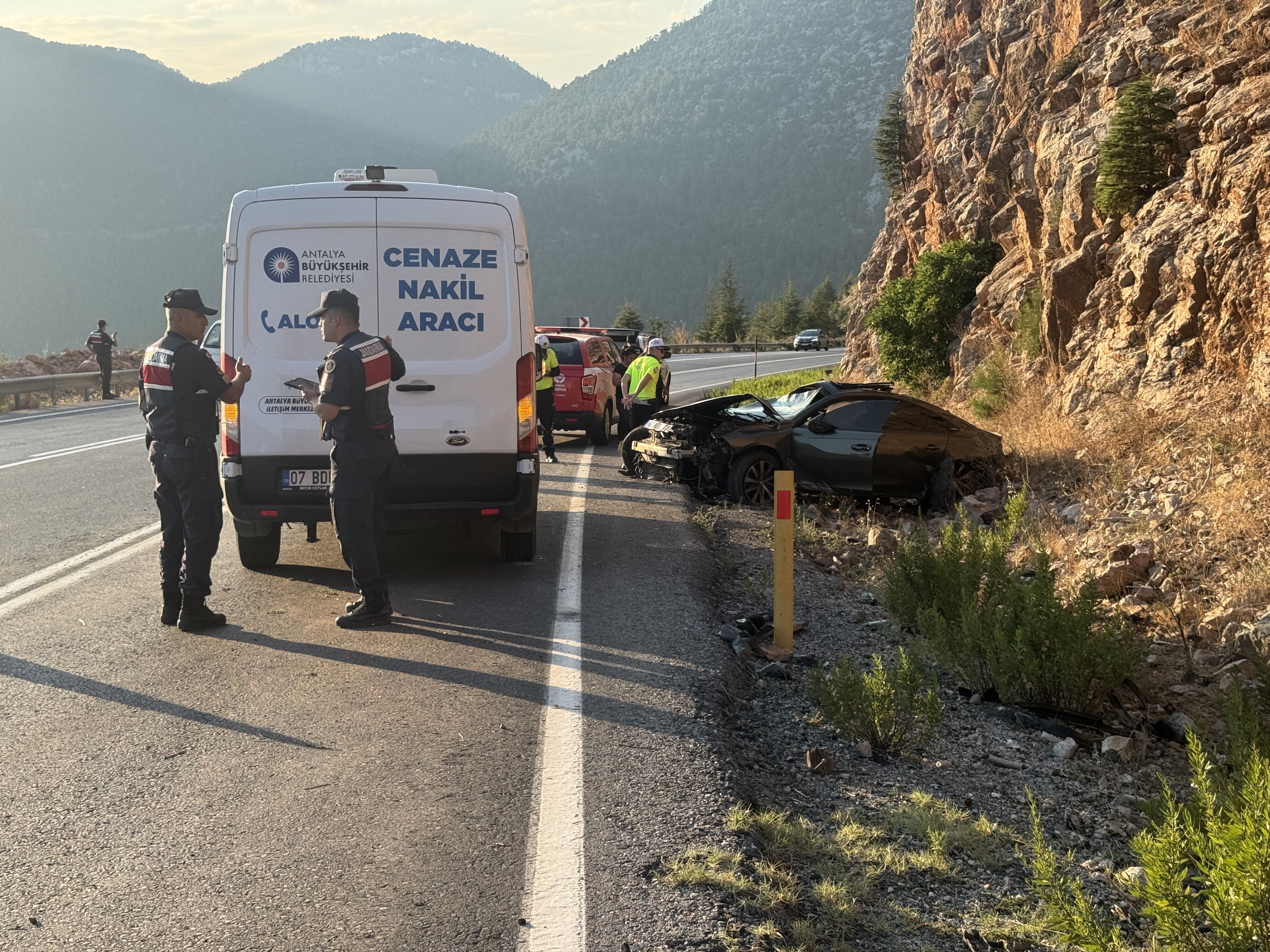 Antalya'da otomobil takla attı: 1 ölü, 2 yaralı