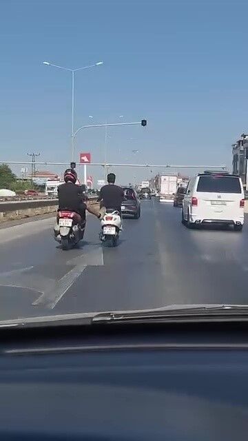 Seyir halindeyken önündeki motosikleti ayağıyla itti