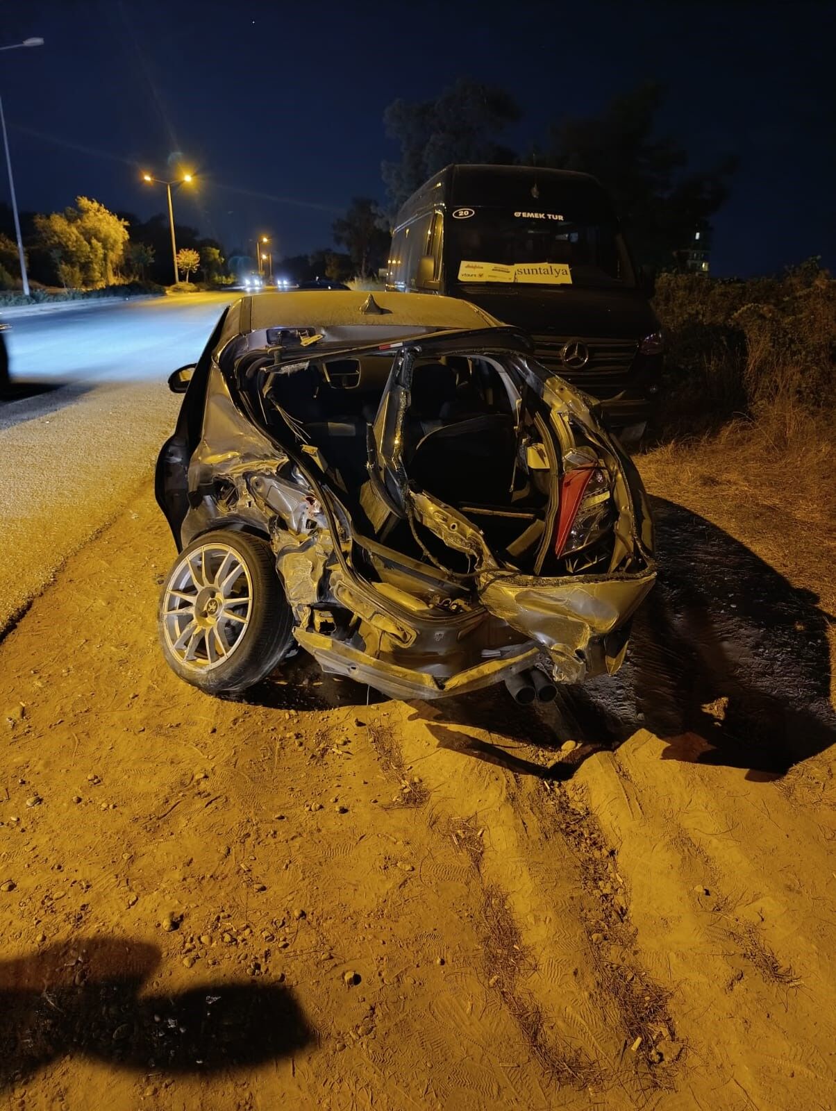 Manavgat'ta karşı şeride geçen otomobil otobüse çarptı