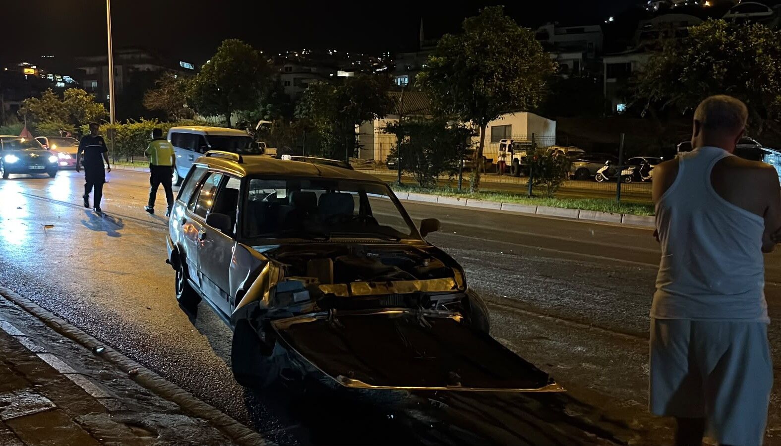 Kontrolden çıkan otomobil galerideki araçlara çarptı