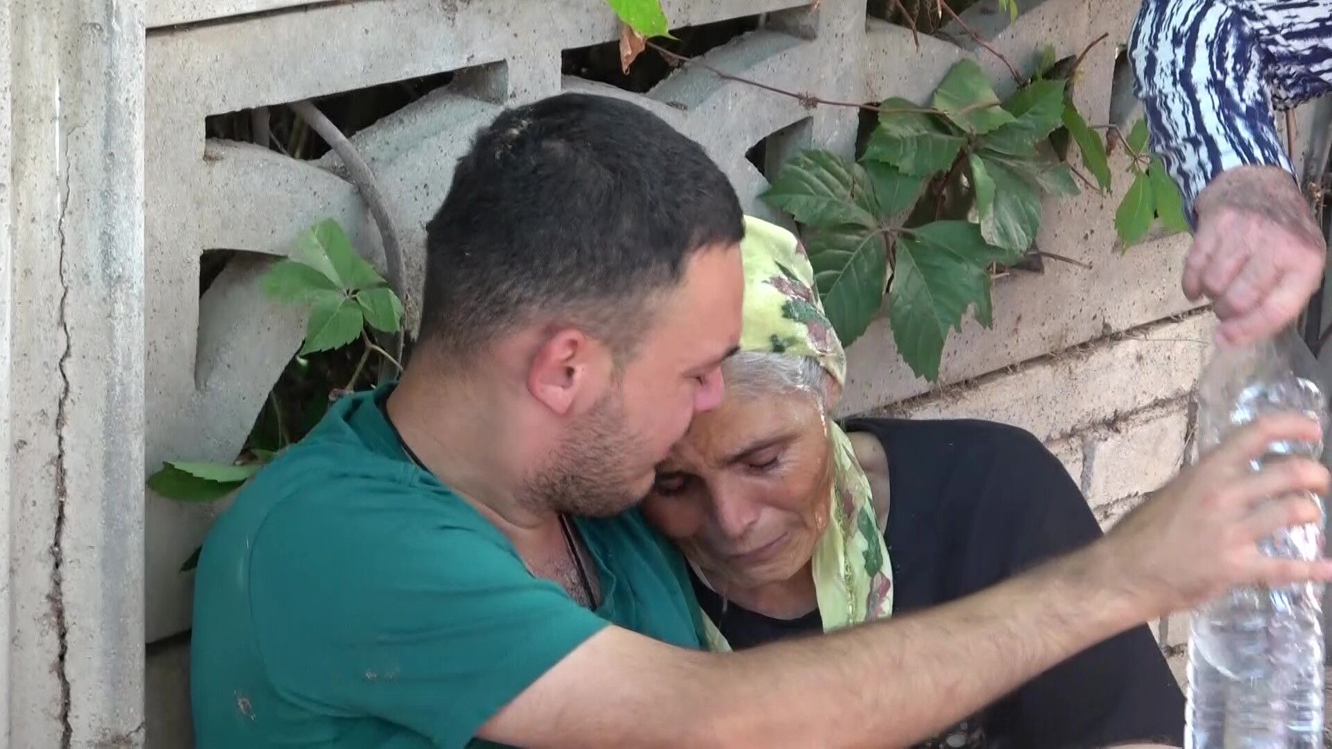 Evlerinin yandığını gören anne-oğulun gözyaşları sel oldu
