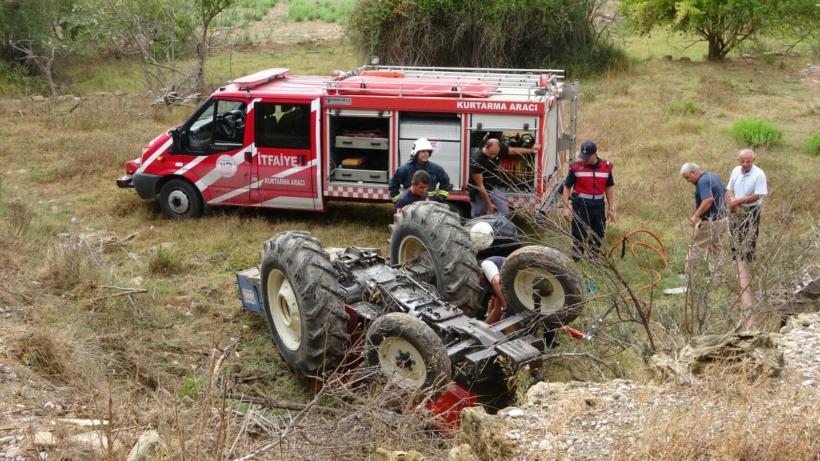 Traktörün altında kalan edebiyat öğretmeni hayatını kaybetti