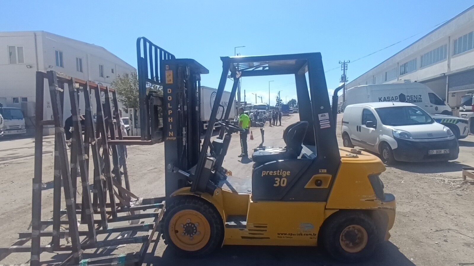 Forkliftin vinç demirine çarptı: Motosiklet sürücüsü öldü
