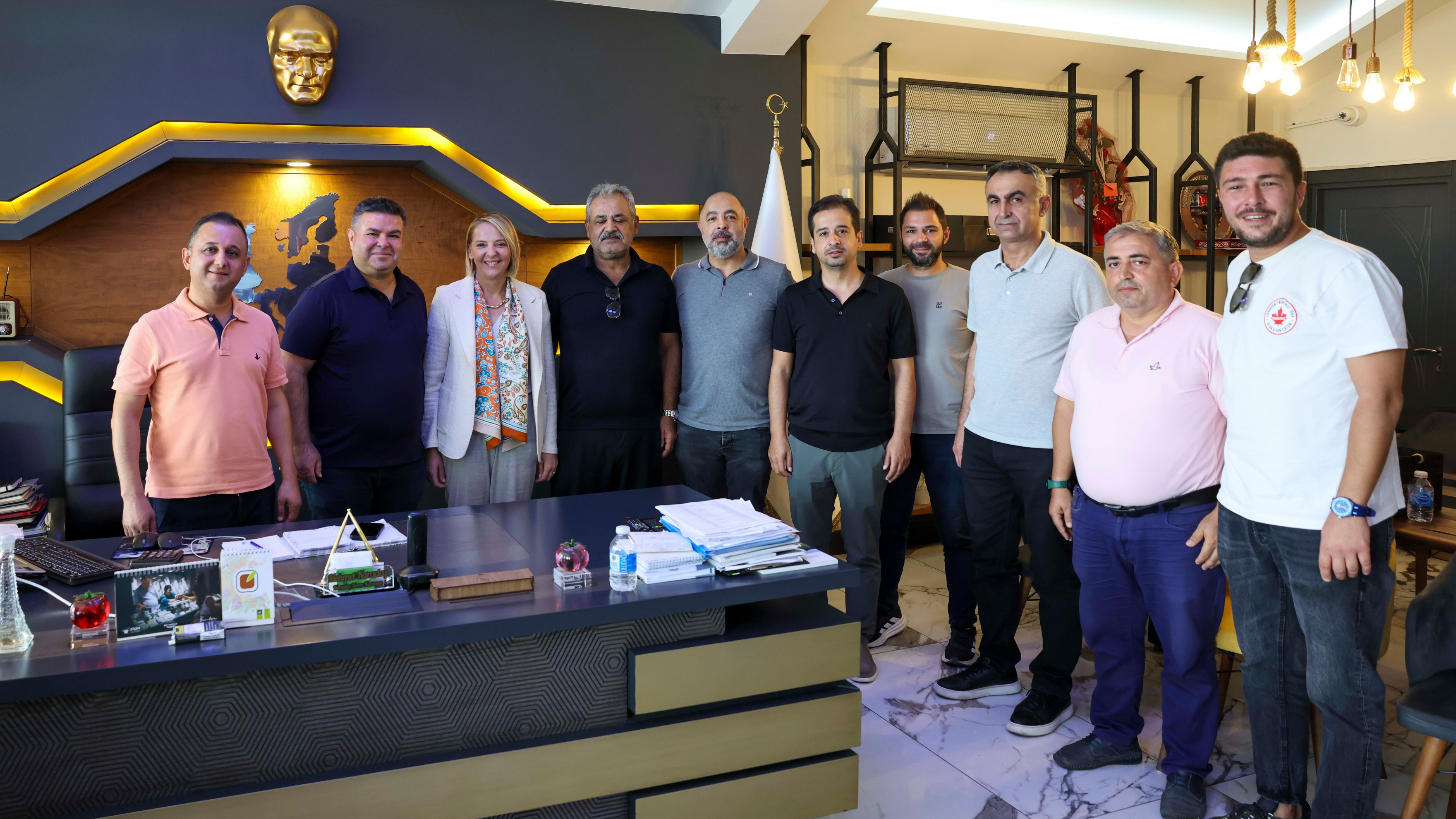 Hatice Öz, Antalya Toptancı Hali'nde projelerini anlattı