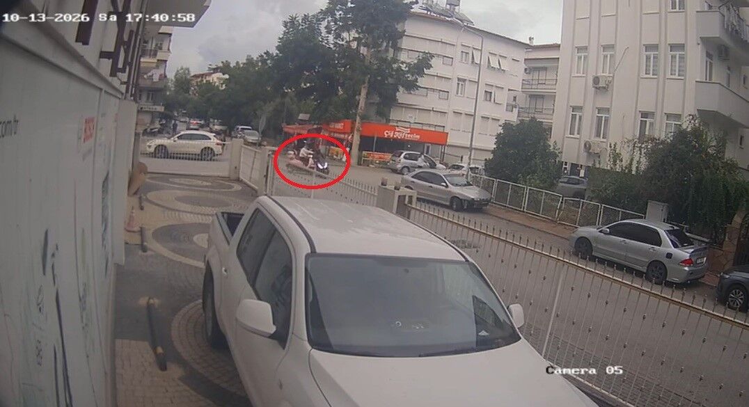 Kazadan saniyeler önce bebek arabasıyla geçti, kıl payı kurtuldu