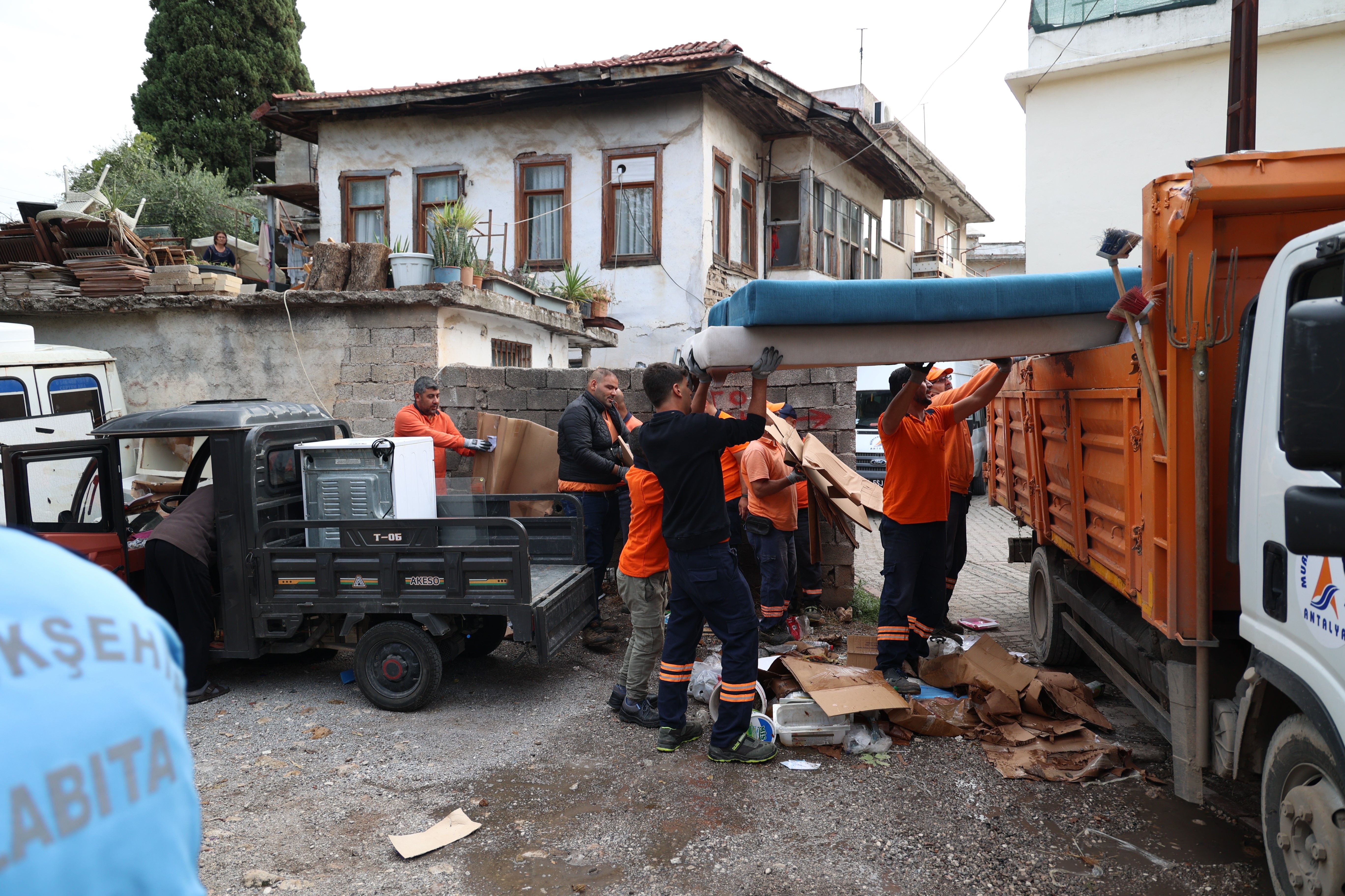Antalya'da hurda ve atık depolarına operasyon: 15 kamyon atık kaldırıldı