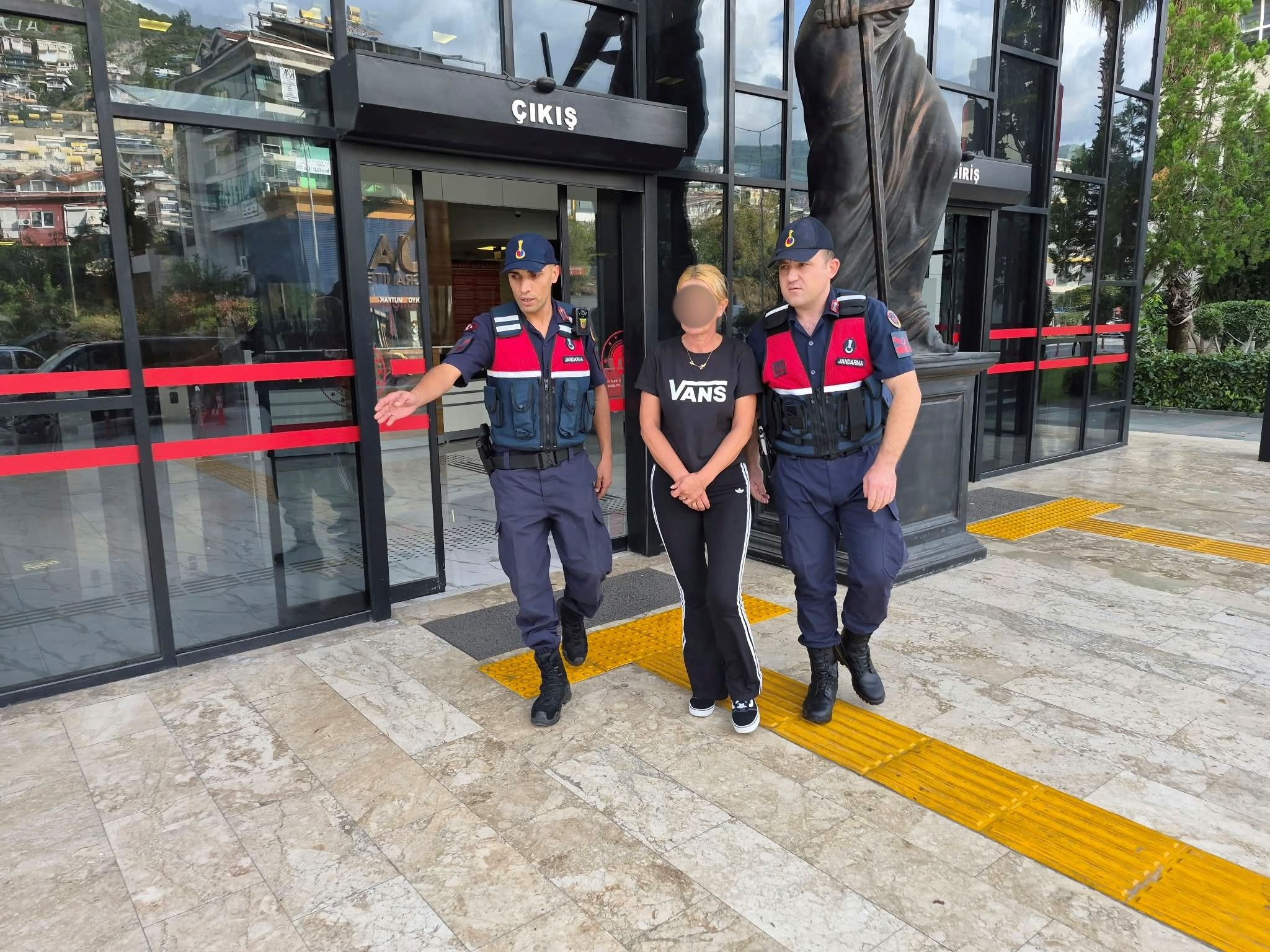 Alkollü eşini odaya çıkarmaya çalışırken ölümüne neden oldu