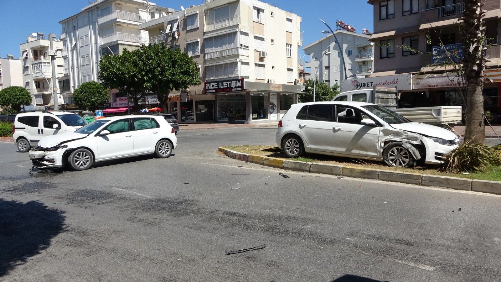Aynı kavşakta kazalar bitmiyor: Mahalleli isyan etti