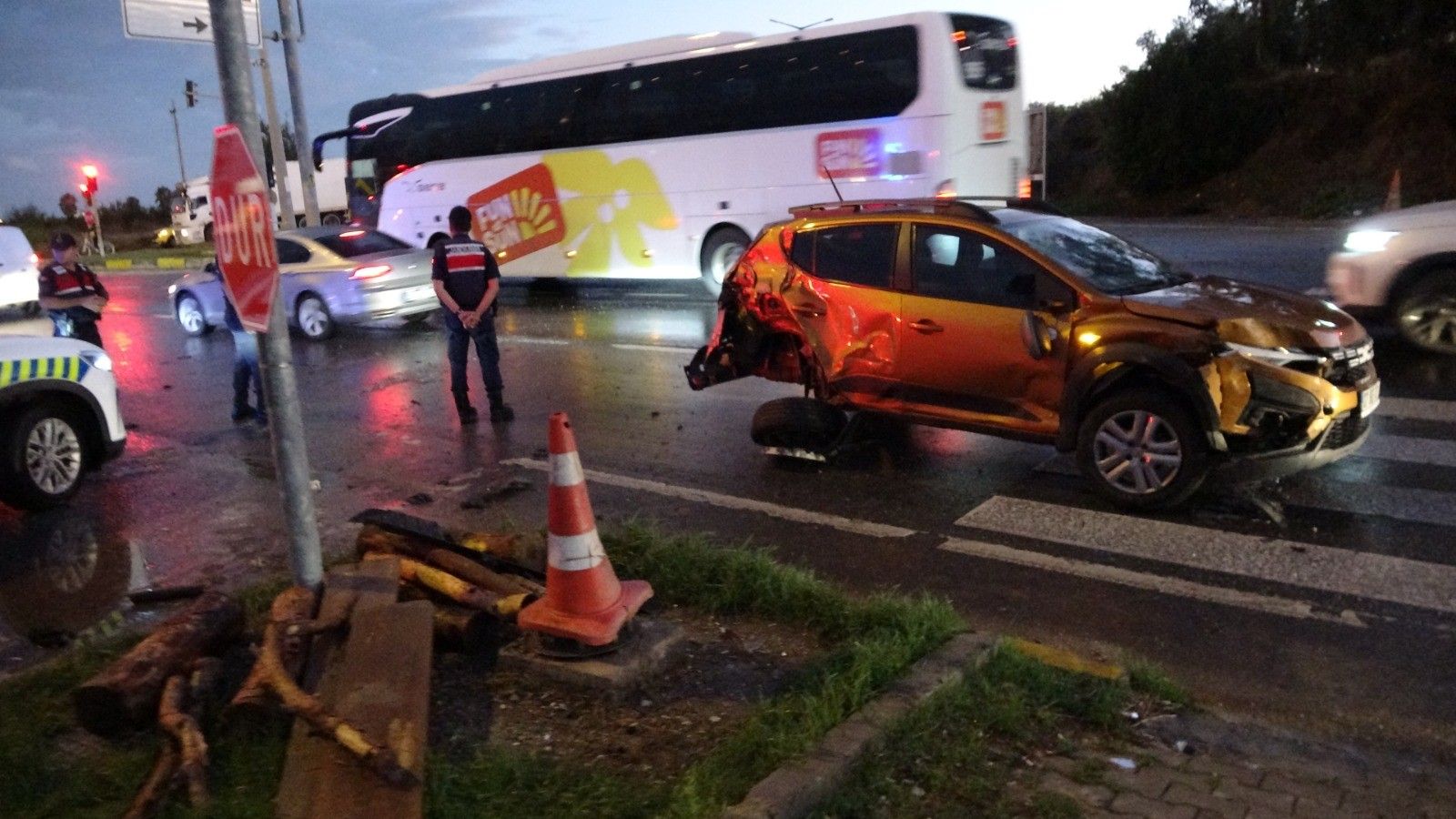 Kamyon kırmızı ışıkta bekleyen araçlara çarptı