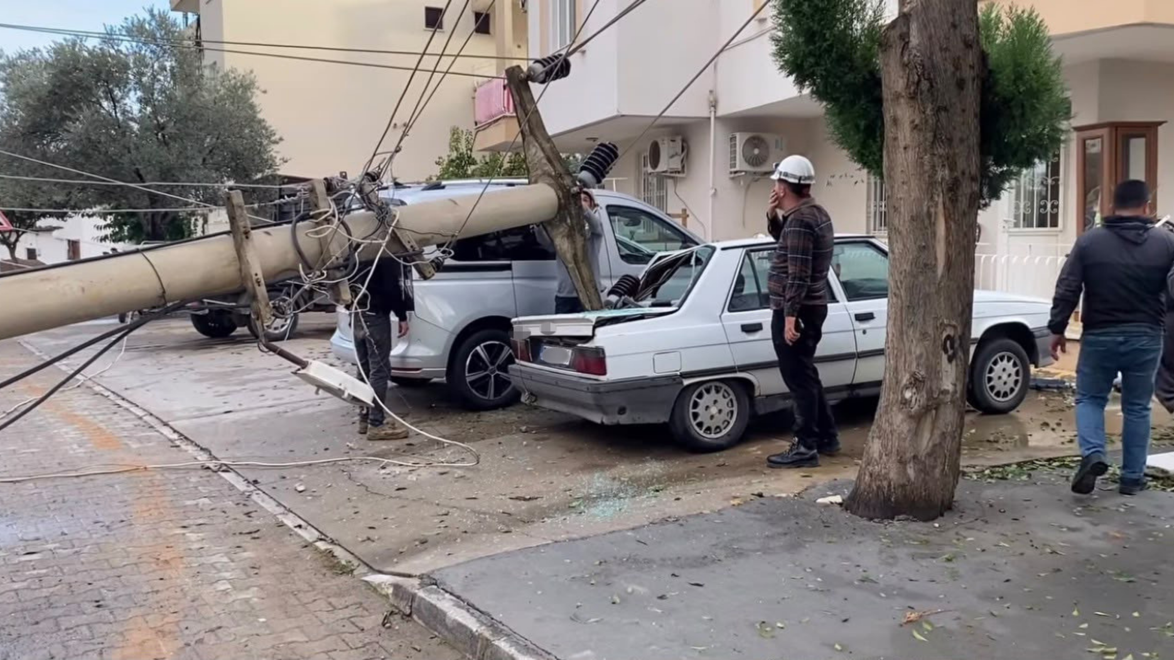 Devrilen elektrik direği otomobile çivi gibi saplandı